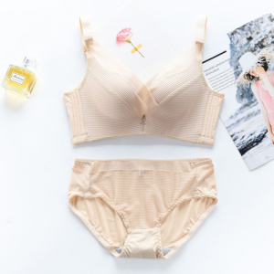 秋冬新款性感内衣女无钢圈文胸套装舒适聚拢小胸调整型收副乳胸罩
