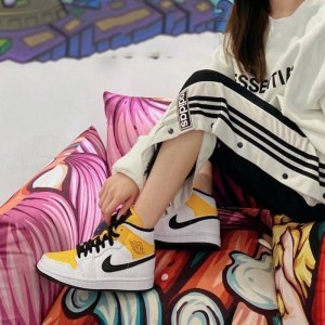 耐克(NIKE)女鞋 AJ1 Mid中帮篮球鞋 时尚潮流休闲百搭 运动休闲篮球鞋女BQ6472-164