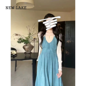 NEW LAKE大码女装法式蓝色V领气质吊带连衣裙夏季胖mm收腰显瘦A字百褶长裙