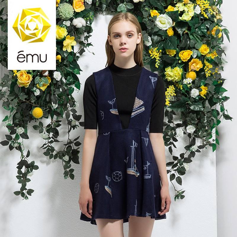 emu/依妙黄玫瑰 冬季时尚女装 大v领绣花呢料无袖连衣裙