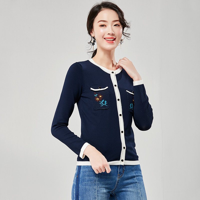 欧昵雪秋季撞色圆领绣花口袋毛衣外套修身短款针织衫女 S 藏蓝色