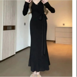 交叉V领高级感穿搭两件套装连衣裙子秋冬季网红新款女装冬季长裙
