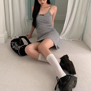 复古灰色波点吊带裙连衣裙女夏季新款小个子度假风收腰包臀短裙子