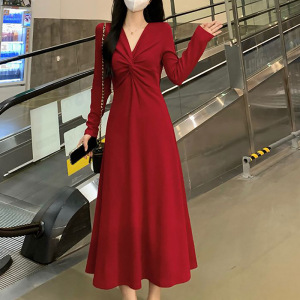 法式针织连衣裙女春秋季显瘦v领打底小黑裙赫本风胖mm垂感裙子潮