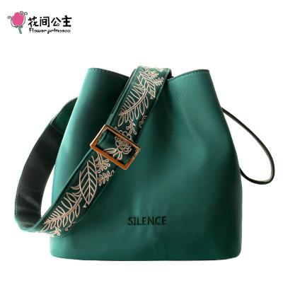 花间公主寂静2021春季单肩斜挎手提包刺绣尼龙防水文艺原创水桶女包绿色