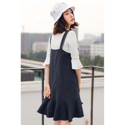 蜜妃儿秋装新款女不规则条纹背带连衣裙宽松荷叶边下摆打底裙
