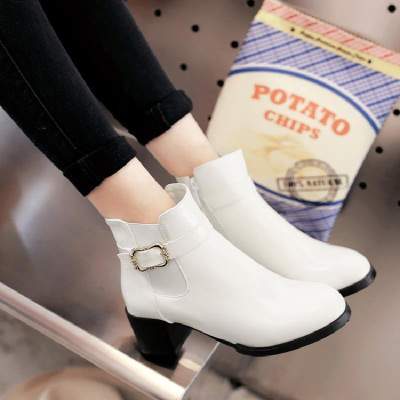 白色短靴女春秋单靴马丁靴女短筒新款皮鞋低跟粗跟冬季加绒